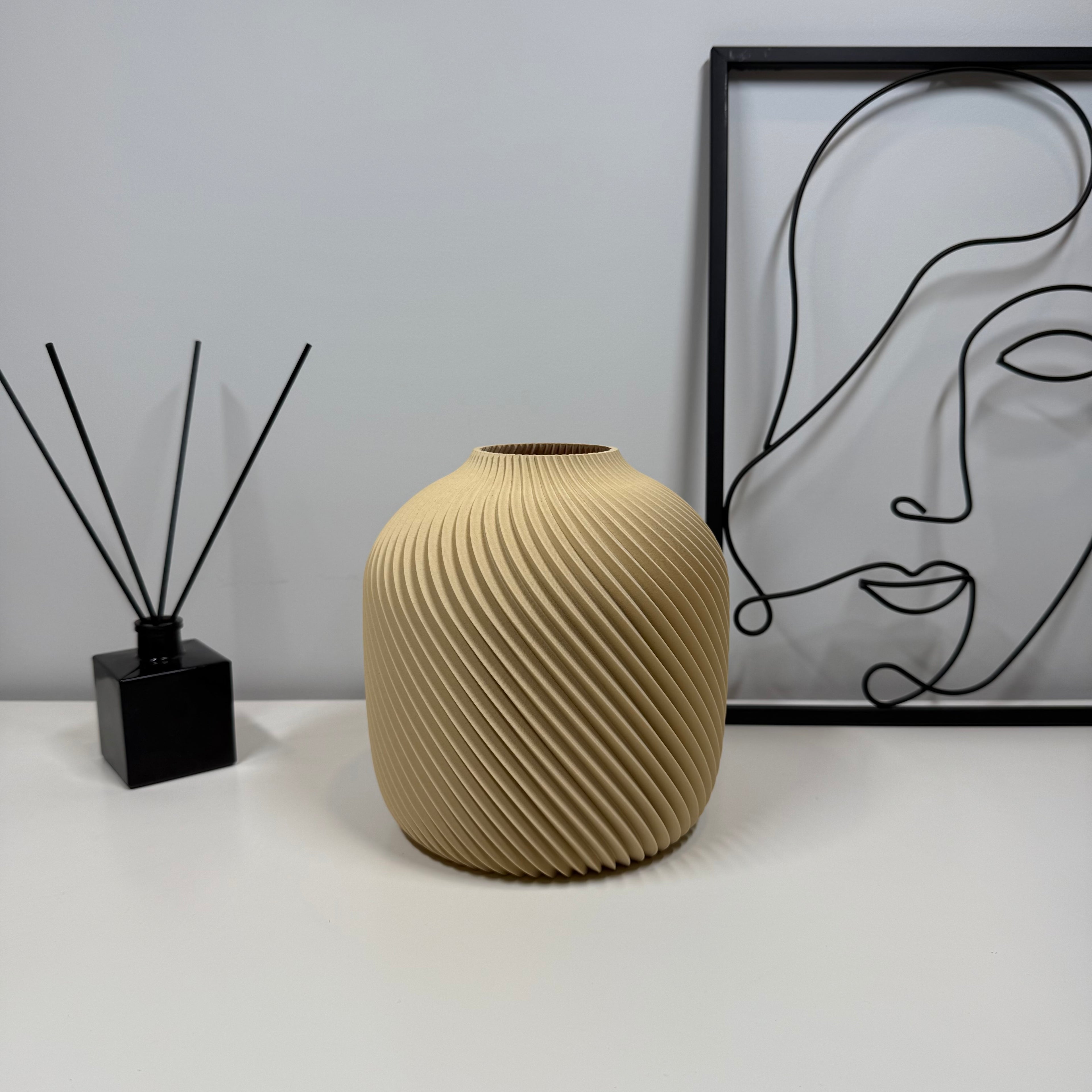 VORTA – Šiuolaikiška vaza su spiraliniu raštu