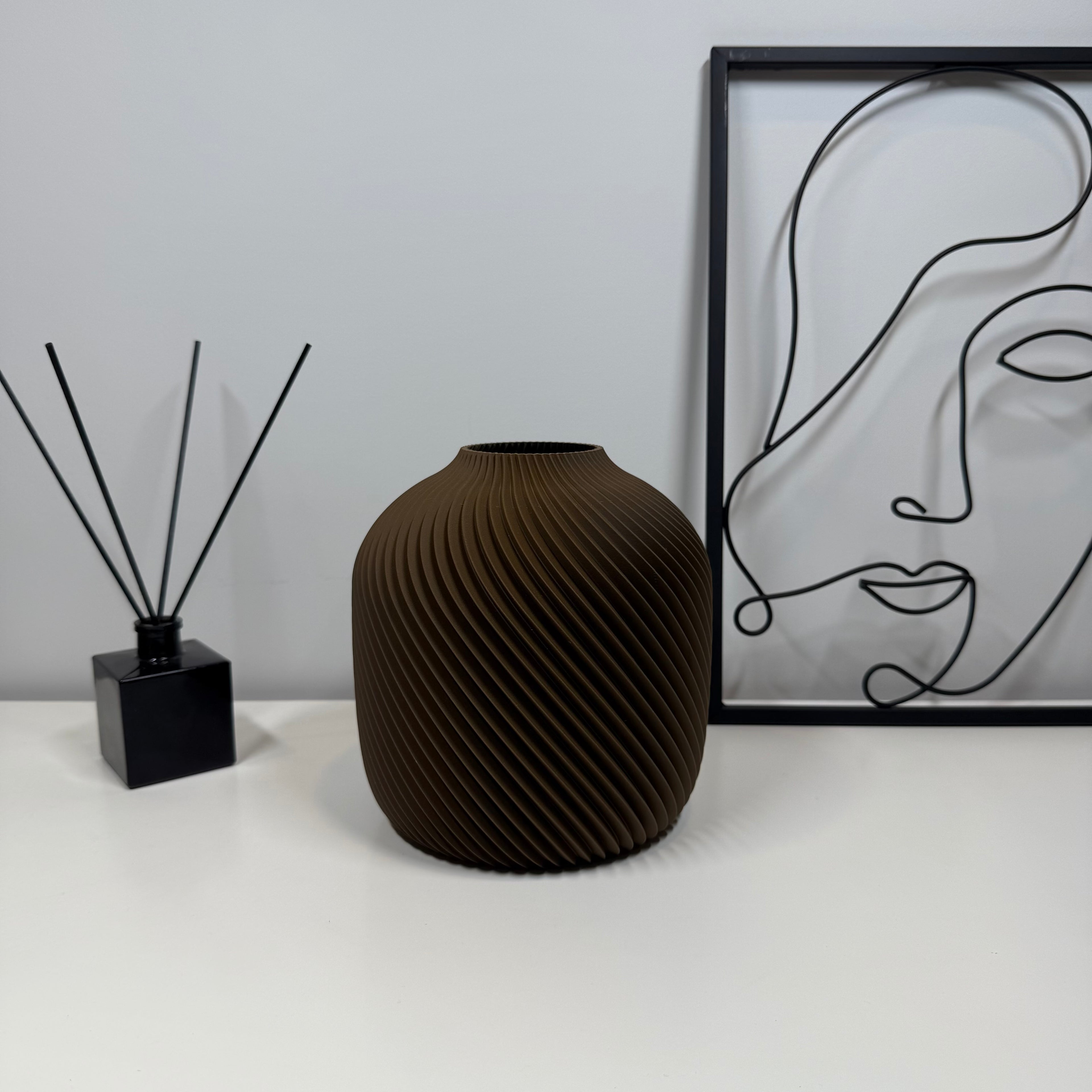 VORTA – Šiuolaikiška vaza su spiraliniu raštu