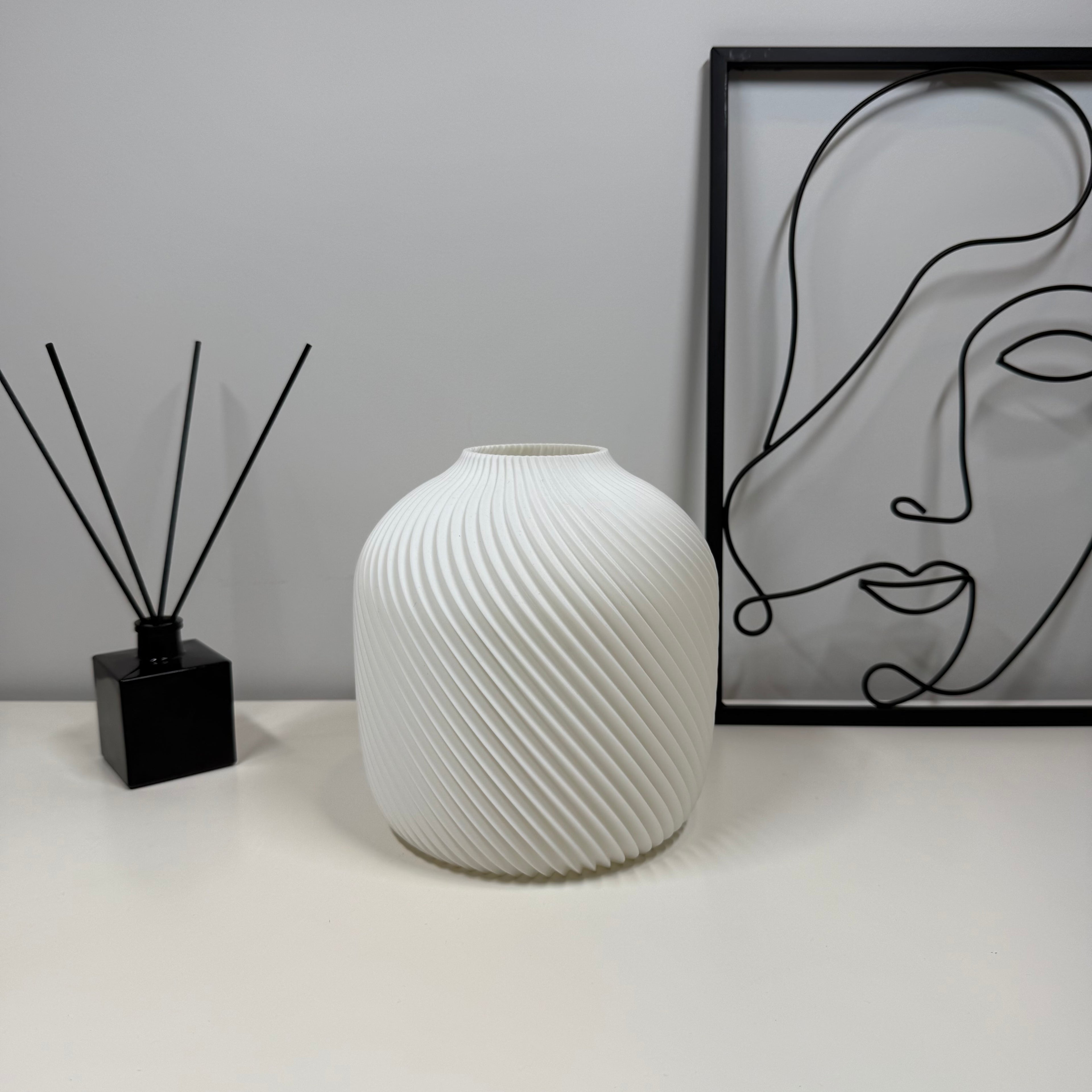 VORTA – Šiuolaikiška vaza su spiraliniu raštu