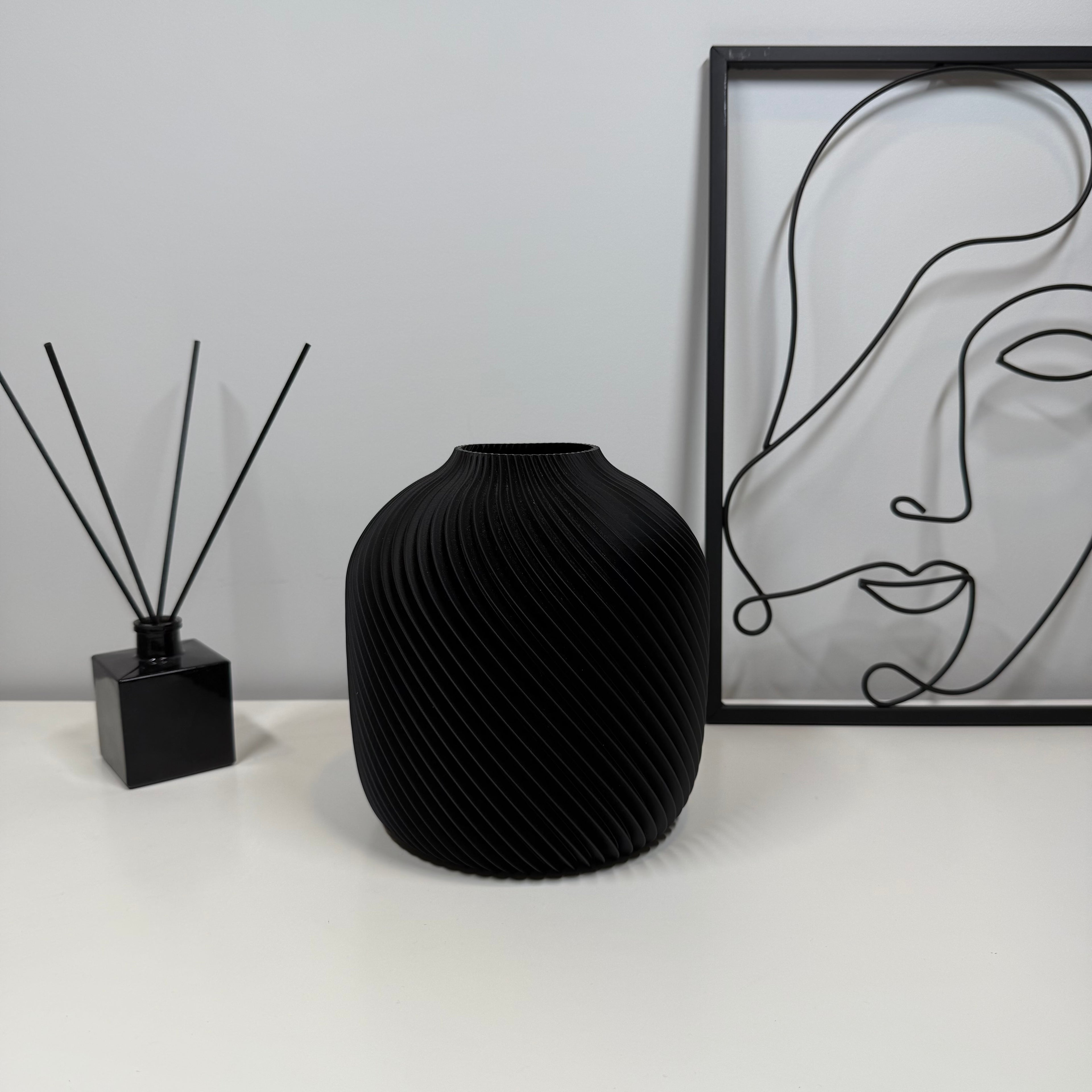 VORTA – Šiuolaikiška vaza su spiraliniu raštu