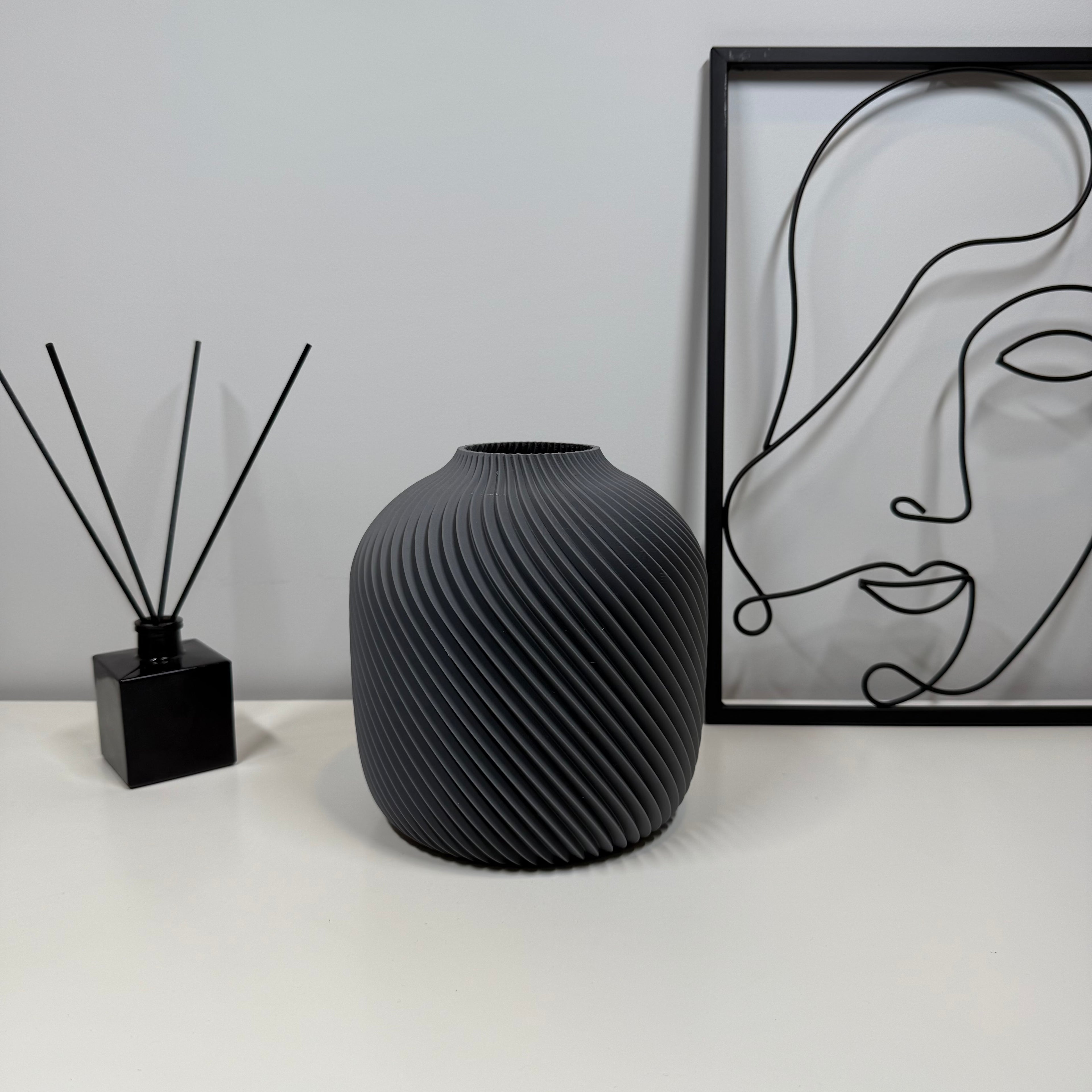VORTA – Šiuolaikiška vaza su spiraliniu raštu
