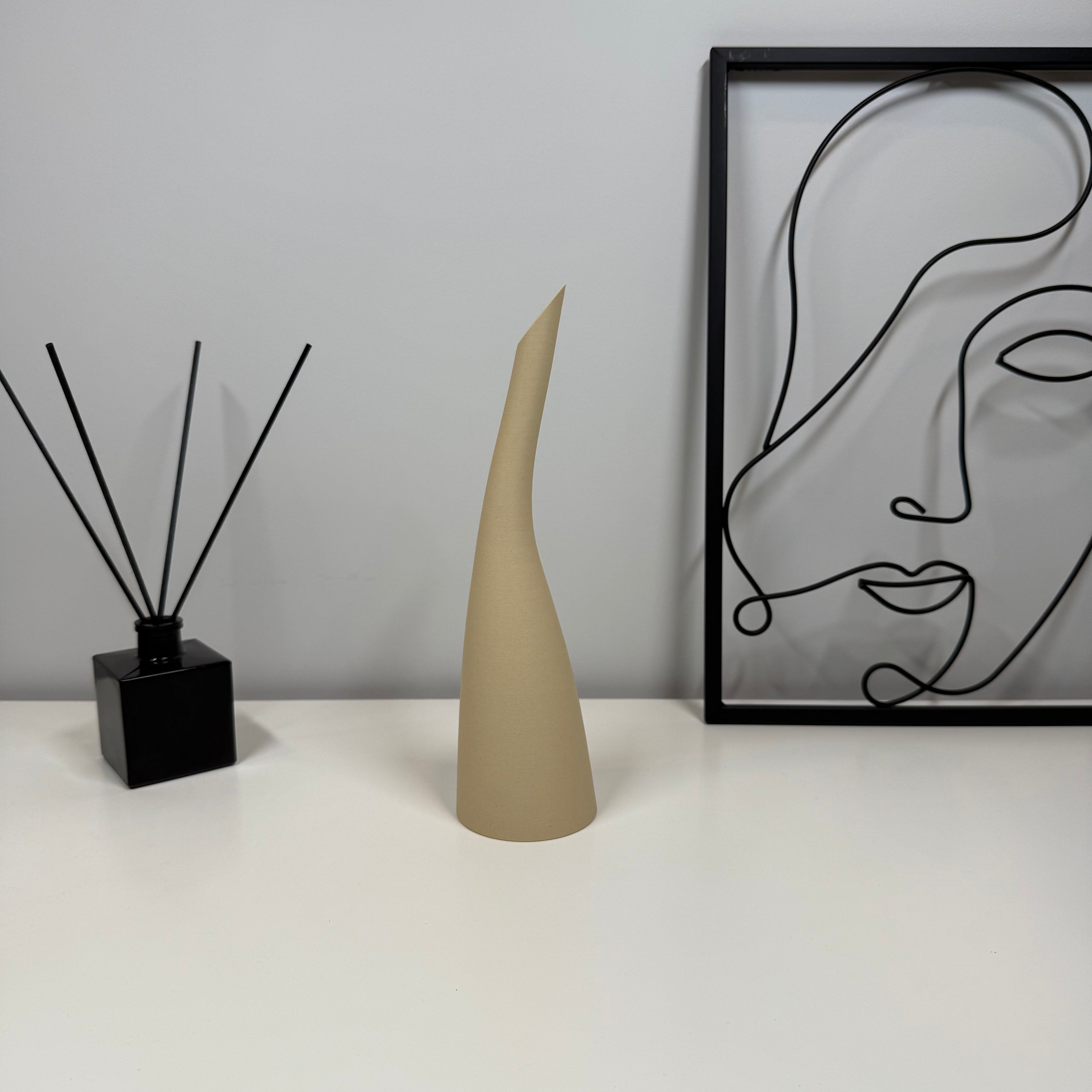 ALVA – Elegantiška lenkta vaza