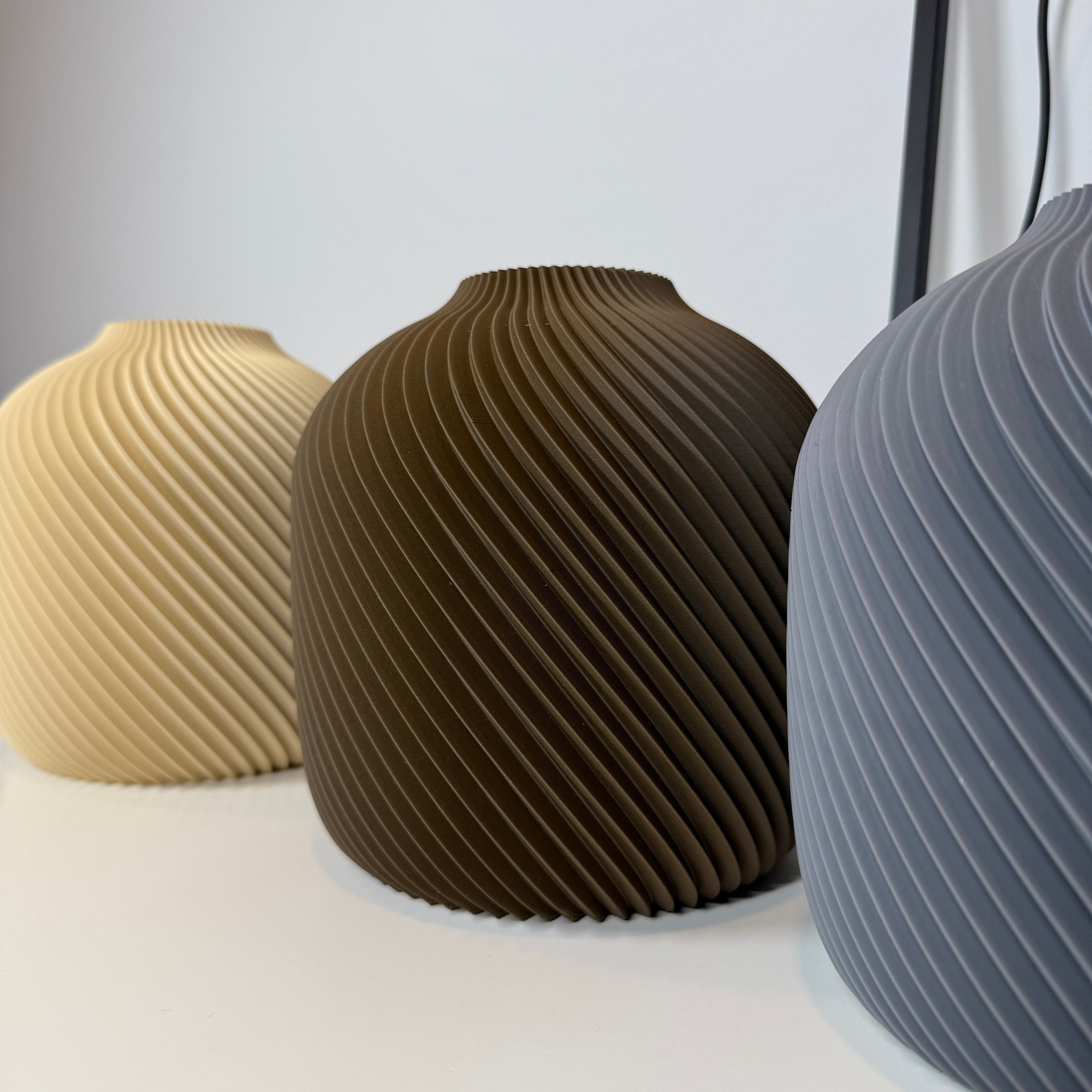 VORTA – Šiuolaikiška vaza su spiraliniu raštu