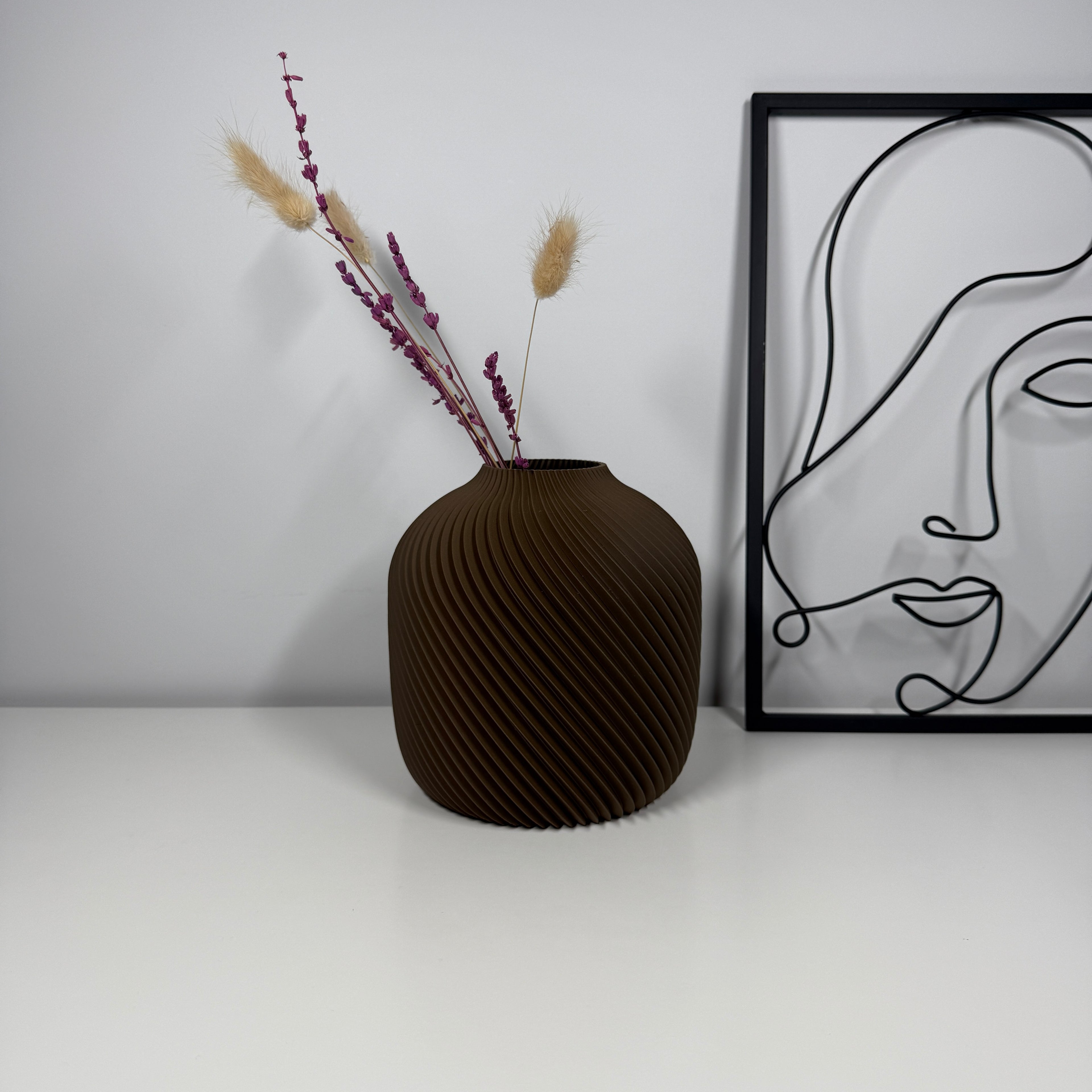 VORTA – Šiuolaikiška vaza su spiraliniu raštu