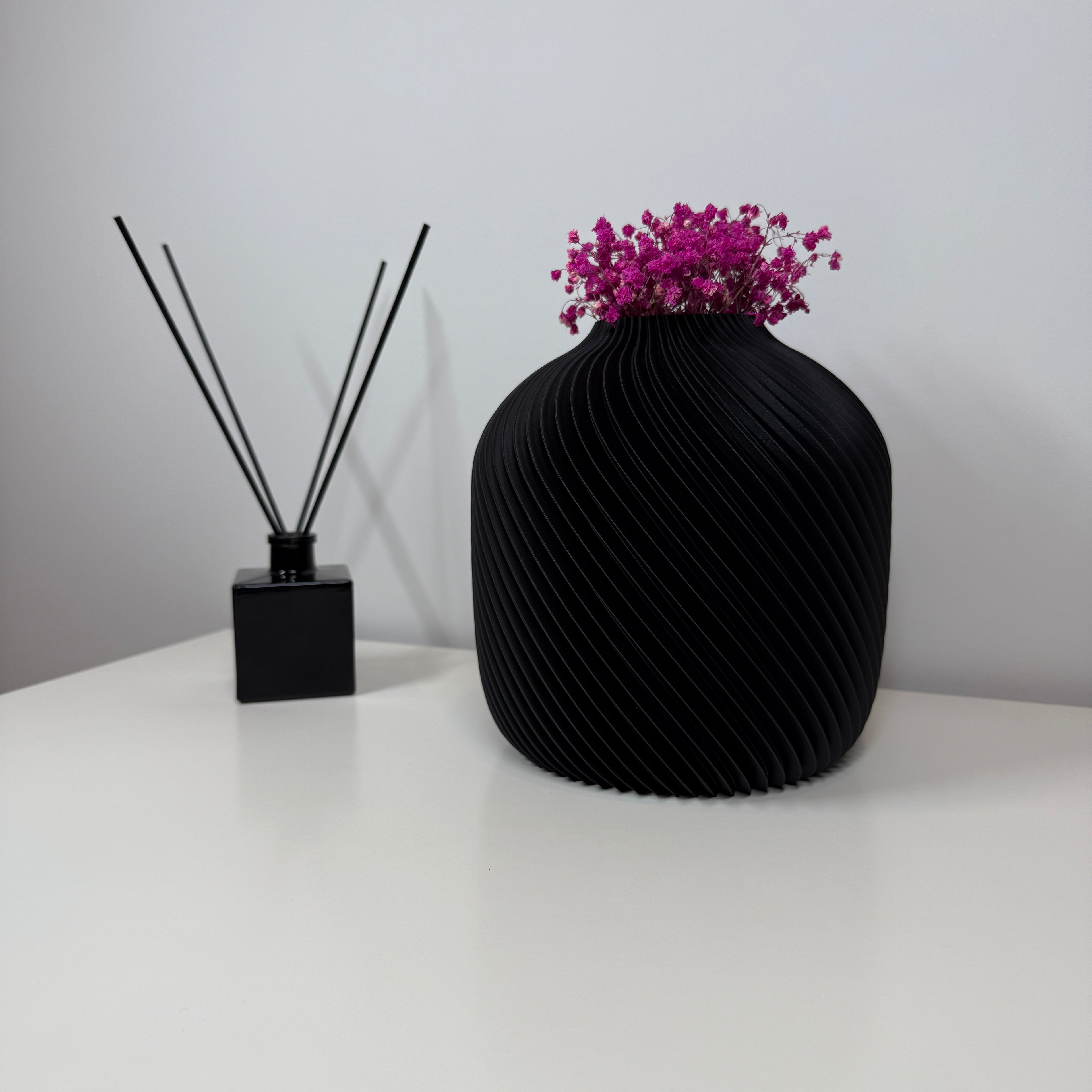 VORTA – Šiuolaikiška vaza su spiraliniu raštu