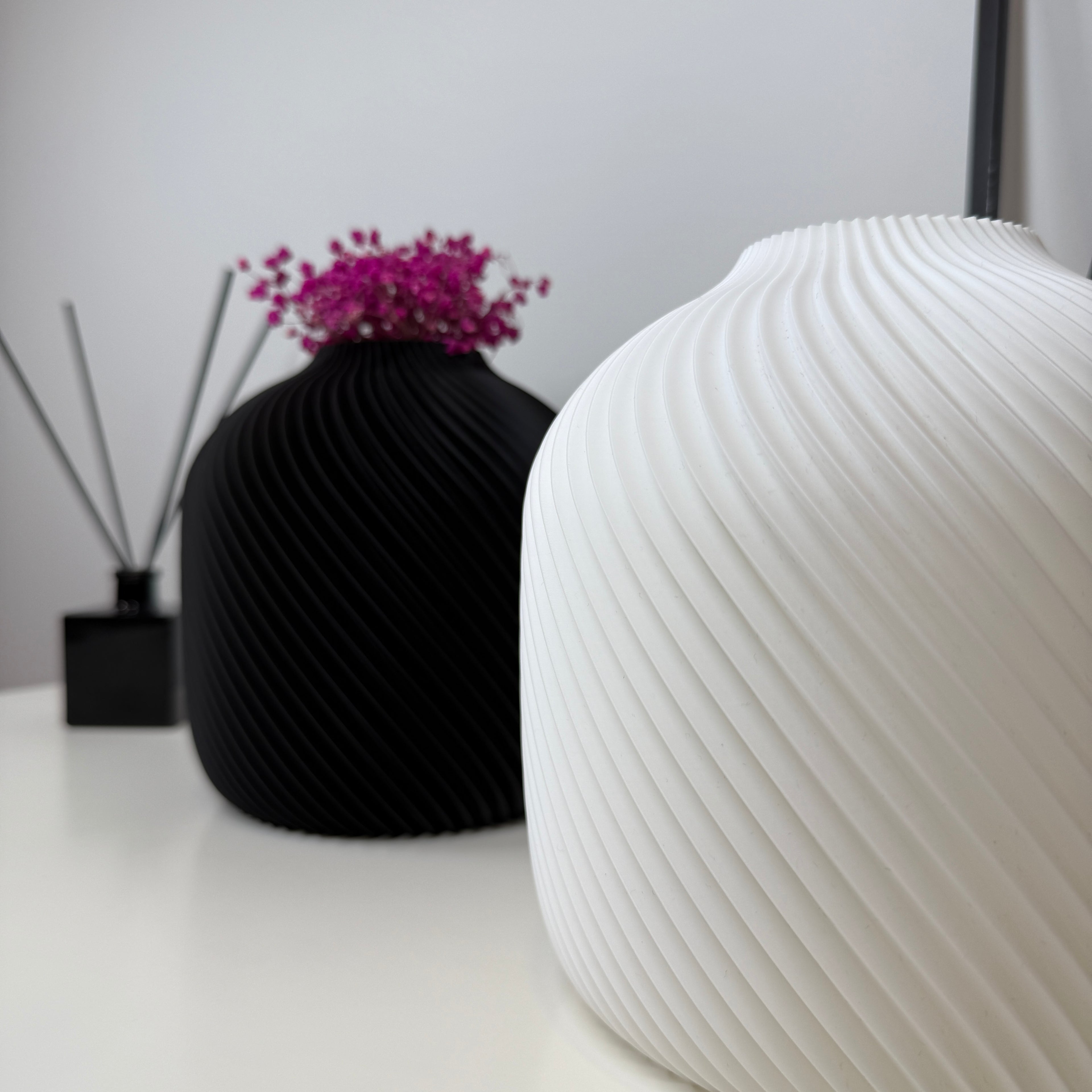 VORTA – Šiuolaikiška vaza su spiraliniu raštu