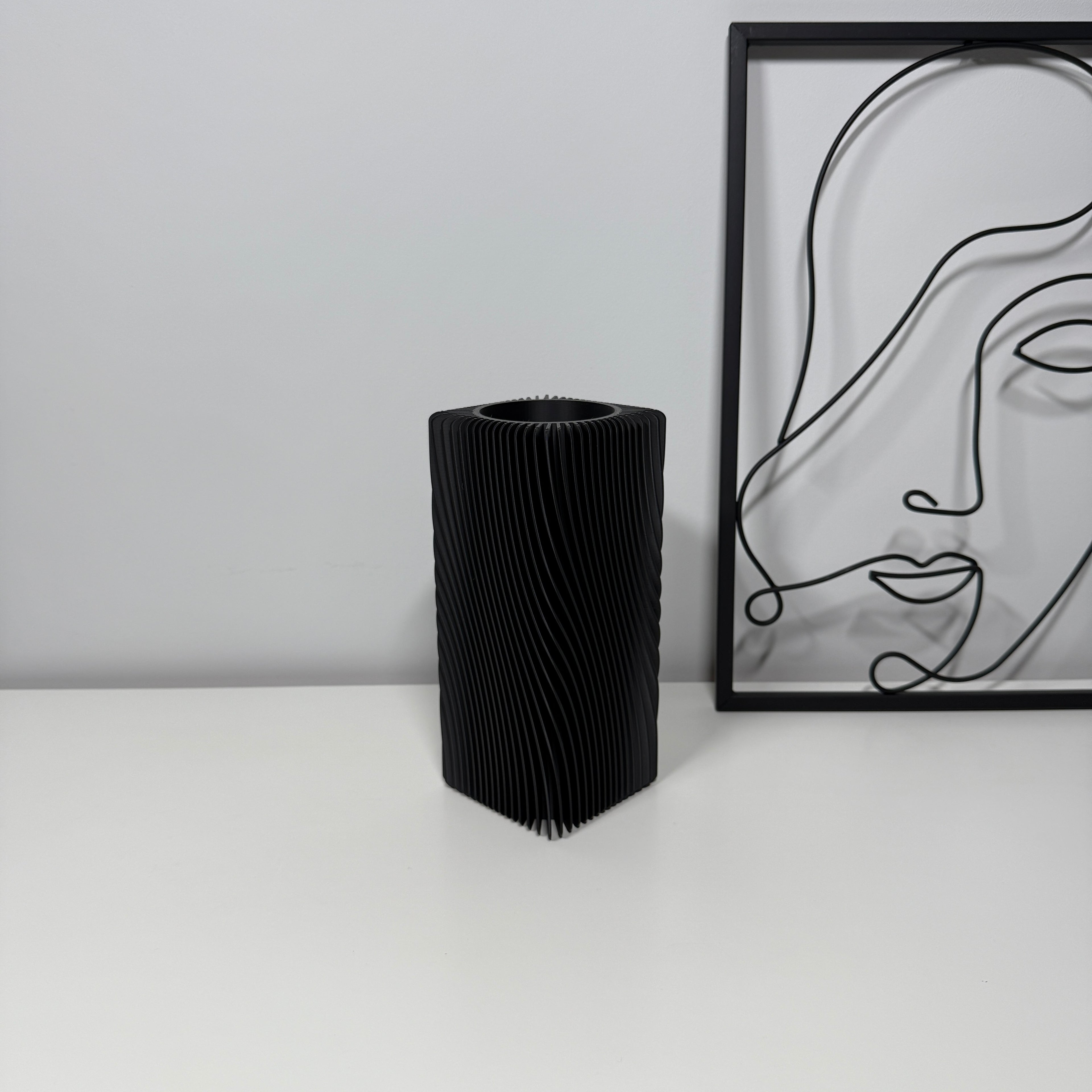 LINEA – moderni banguota vaza