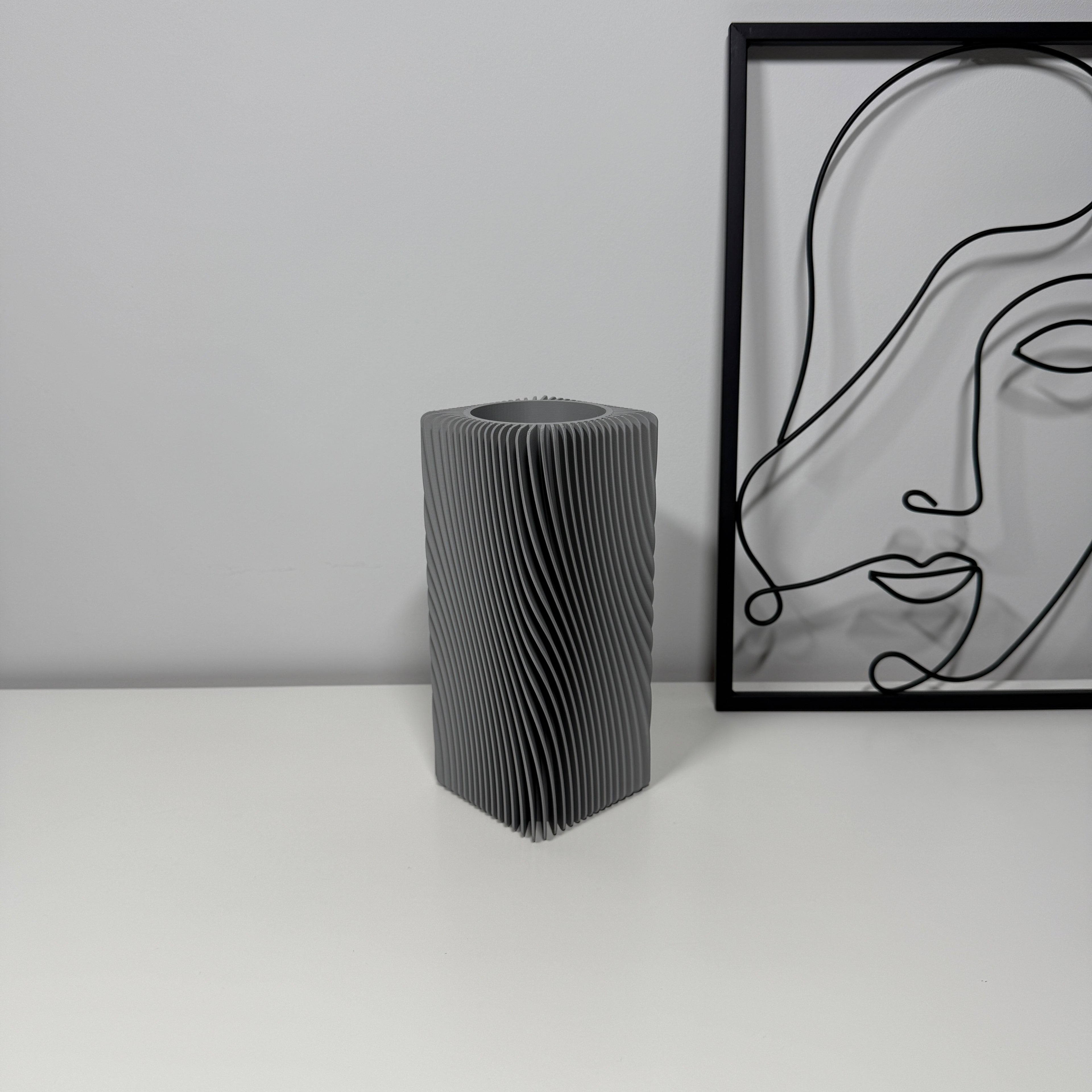 LINEA – moderni banguota vaza