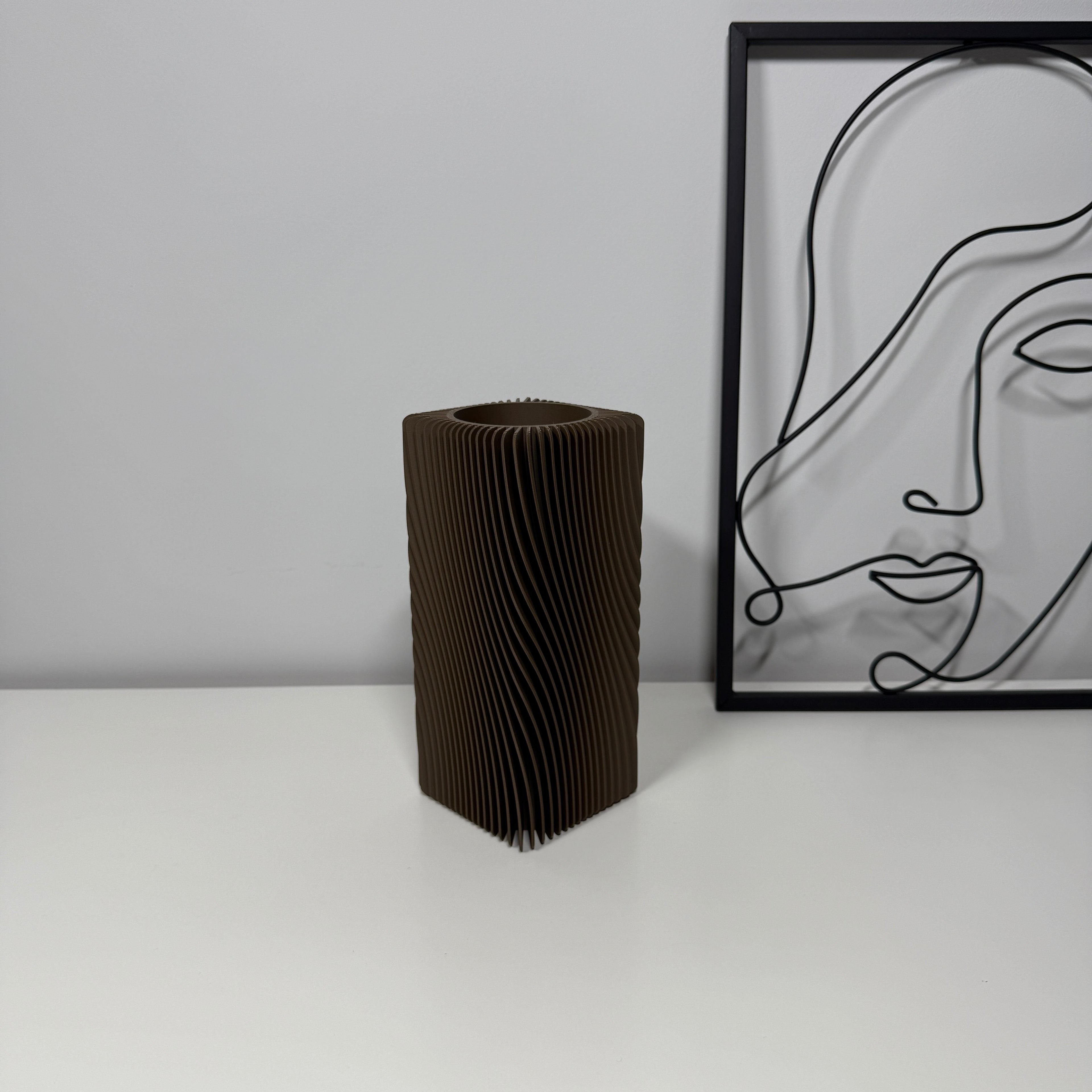 LINEA – moderni banguota vaza