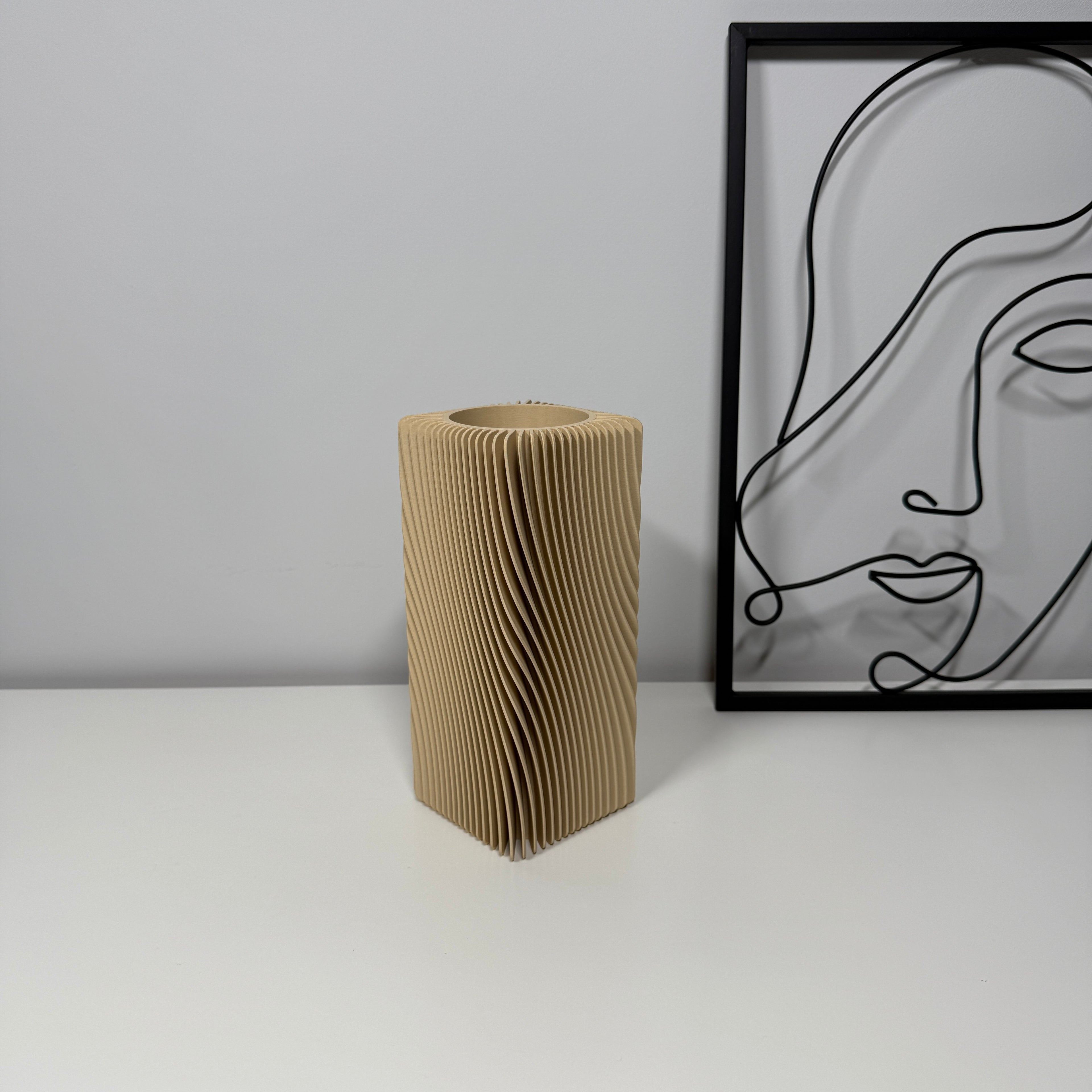 LINEA – moderni banguota vaza