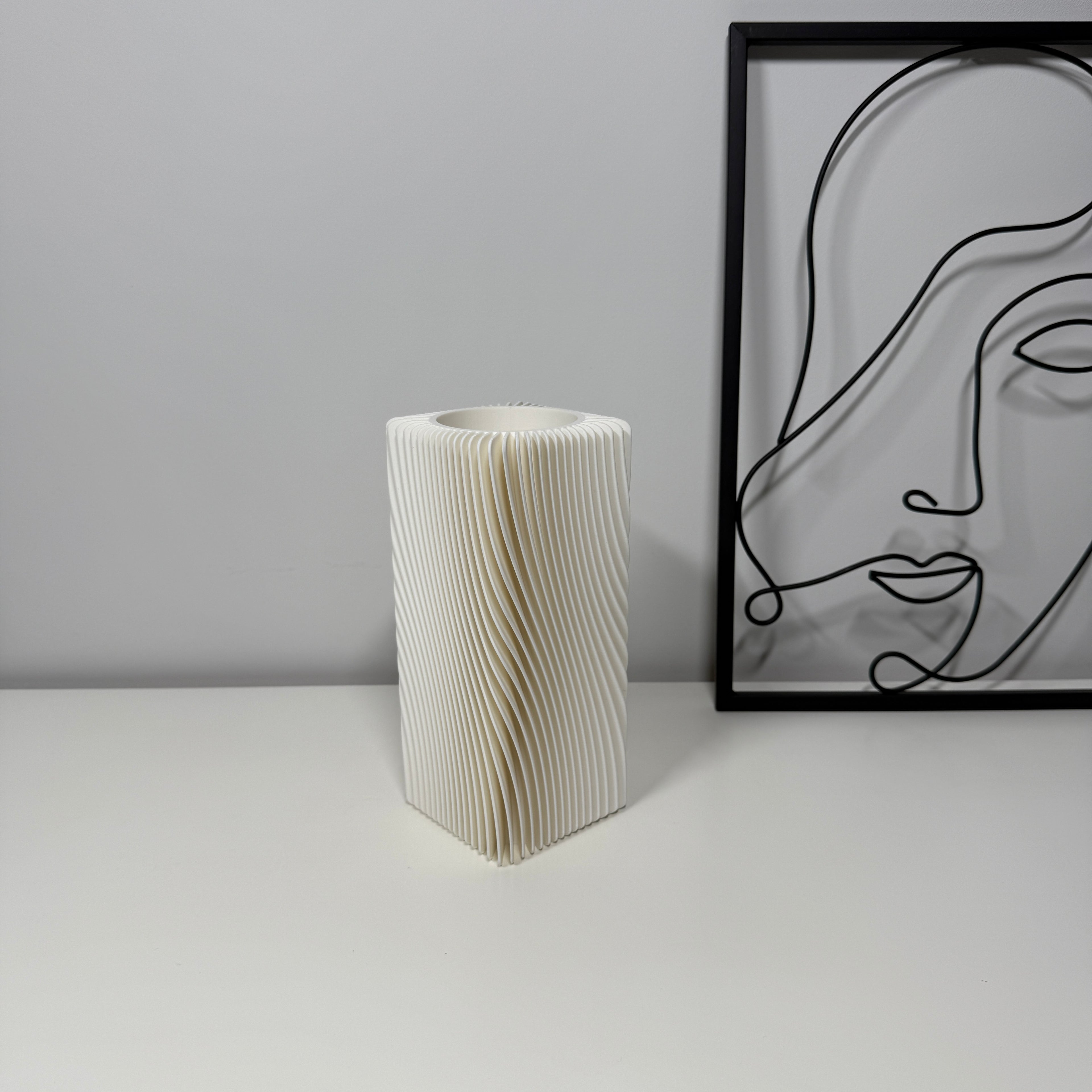 LINEA – moderni banguota vaza