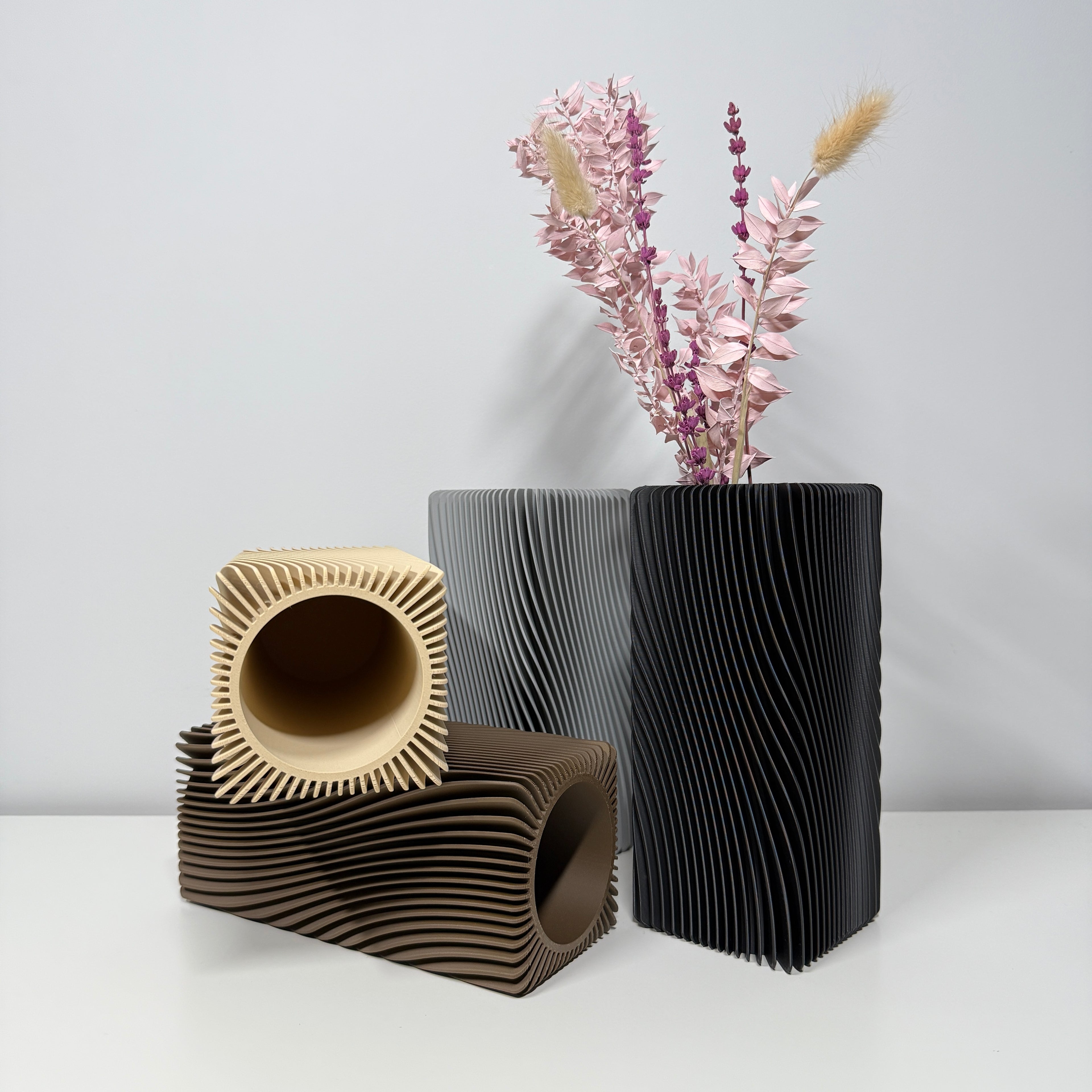 LINEA moderni banguota dekoratyvinė vaza interjere