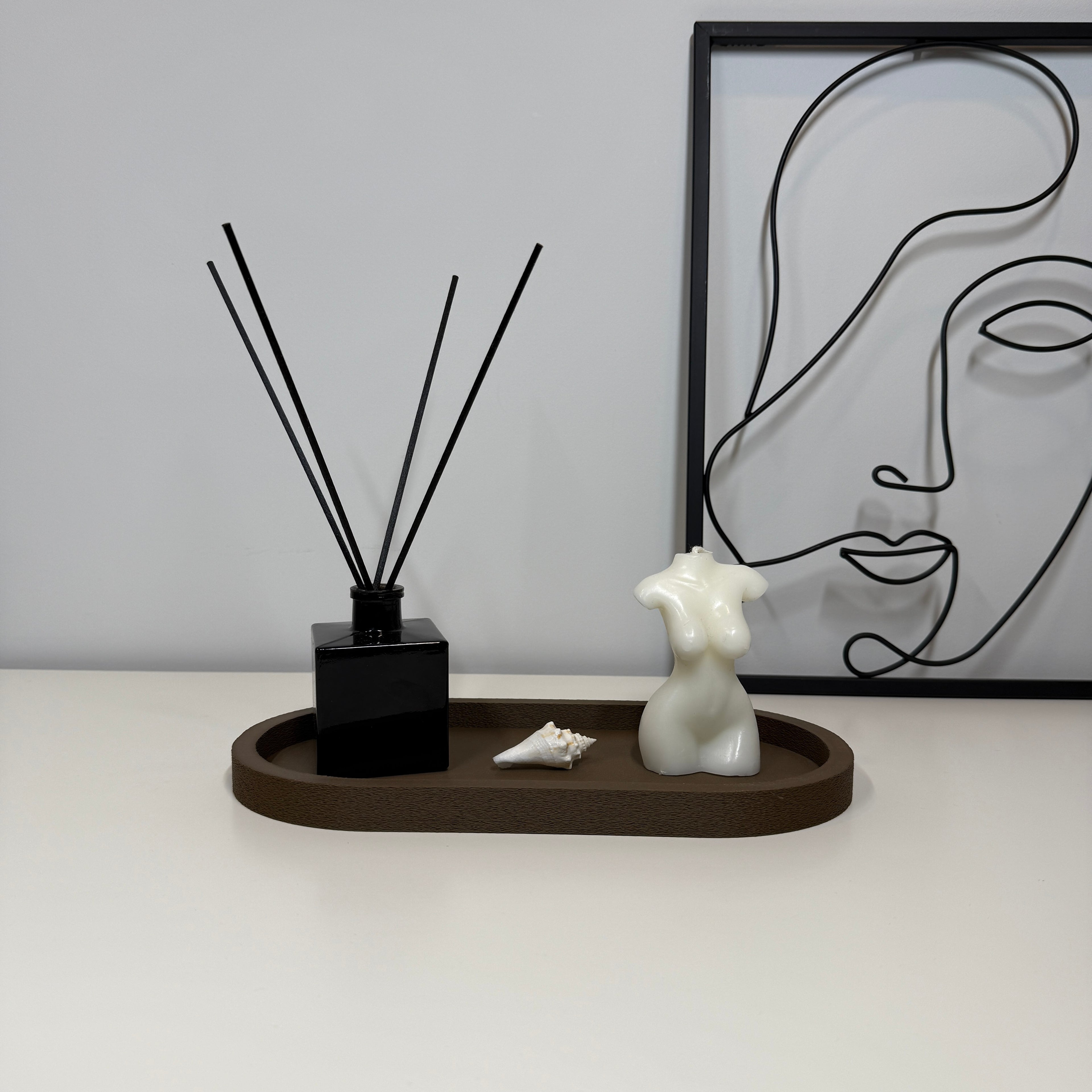 Ovalus minimalistinis padėkliukas 27x13 cm su žvake ir dekoratyviniais aksesuarais, modernus interjero dekoras